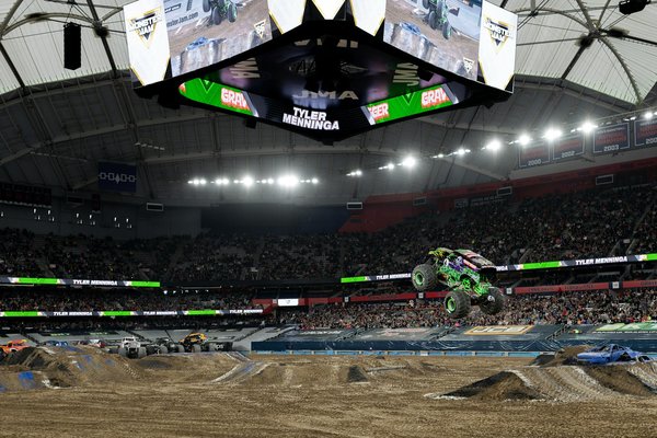 What are the essential safety measures for beginners in bouldering?